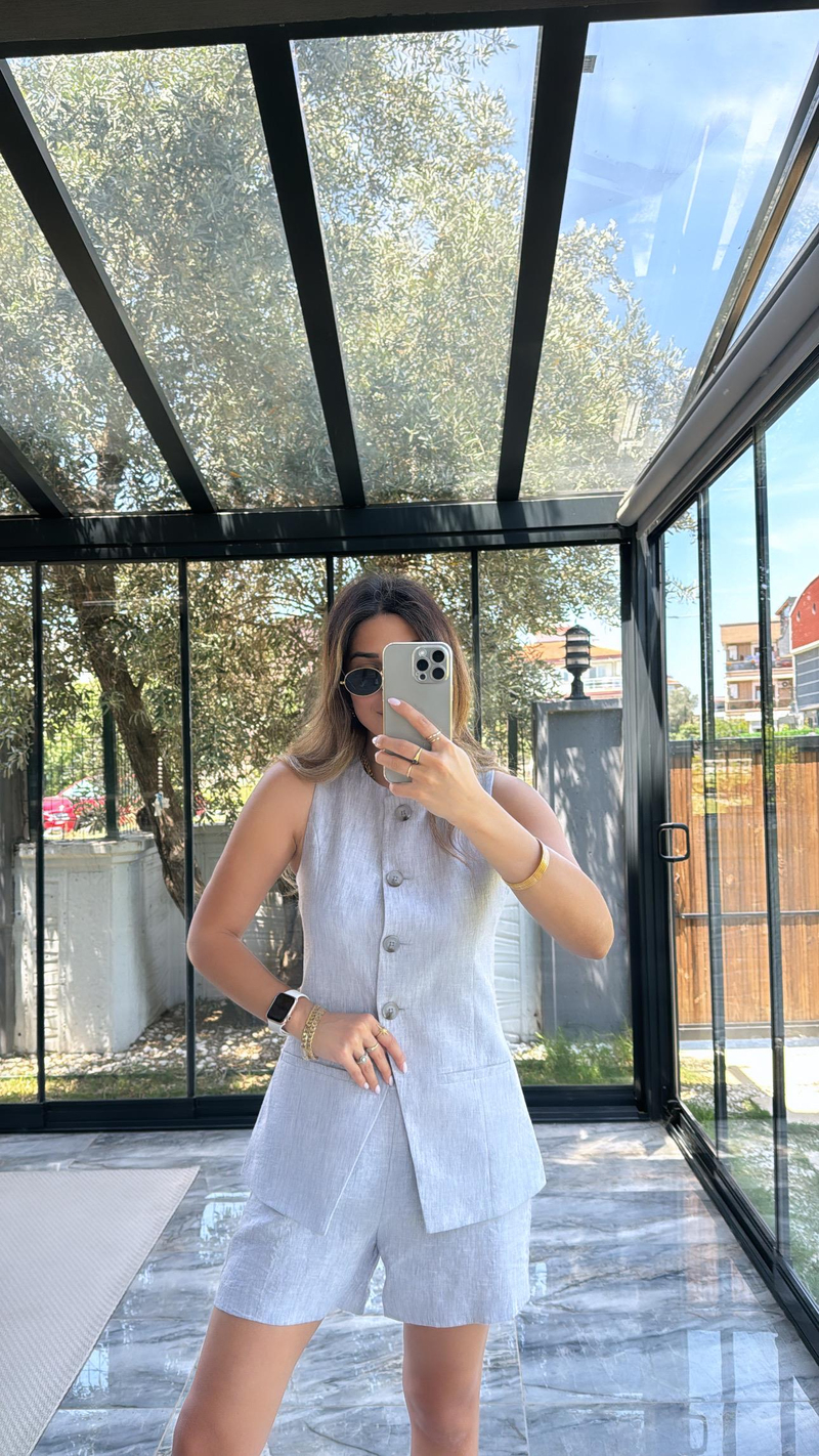 Gri Düğmeli Yelekli Şortlu Takım