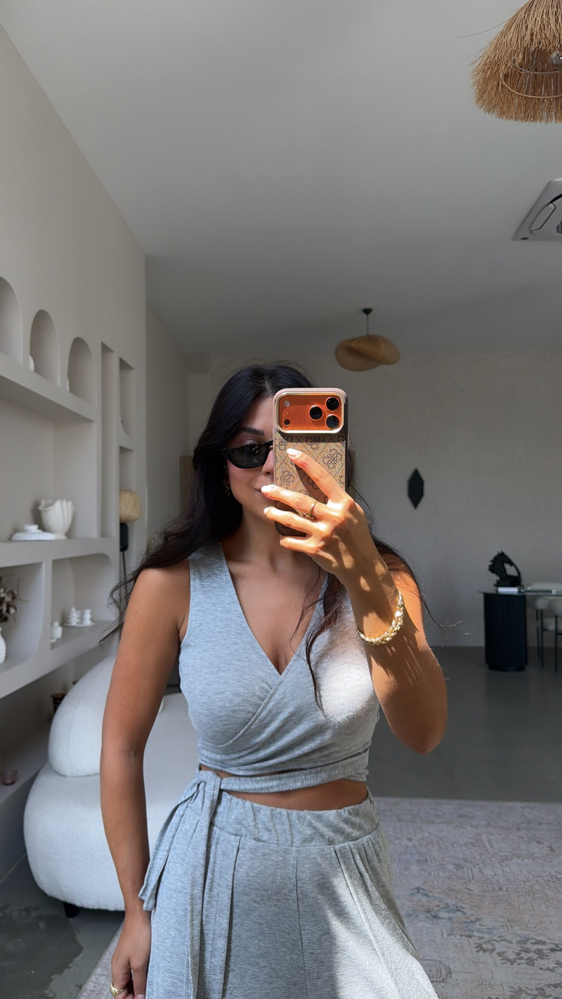 Gri Kolsuz Kruvaze Bluz ve Pantolonlu Takım