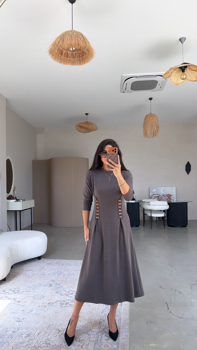 Kahverengi Aksesuar Detaylı Triko Elbise