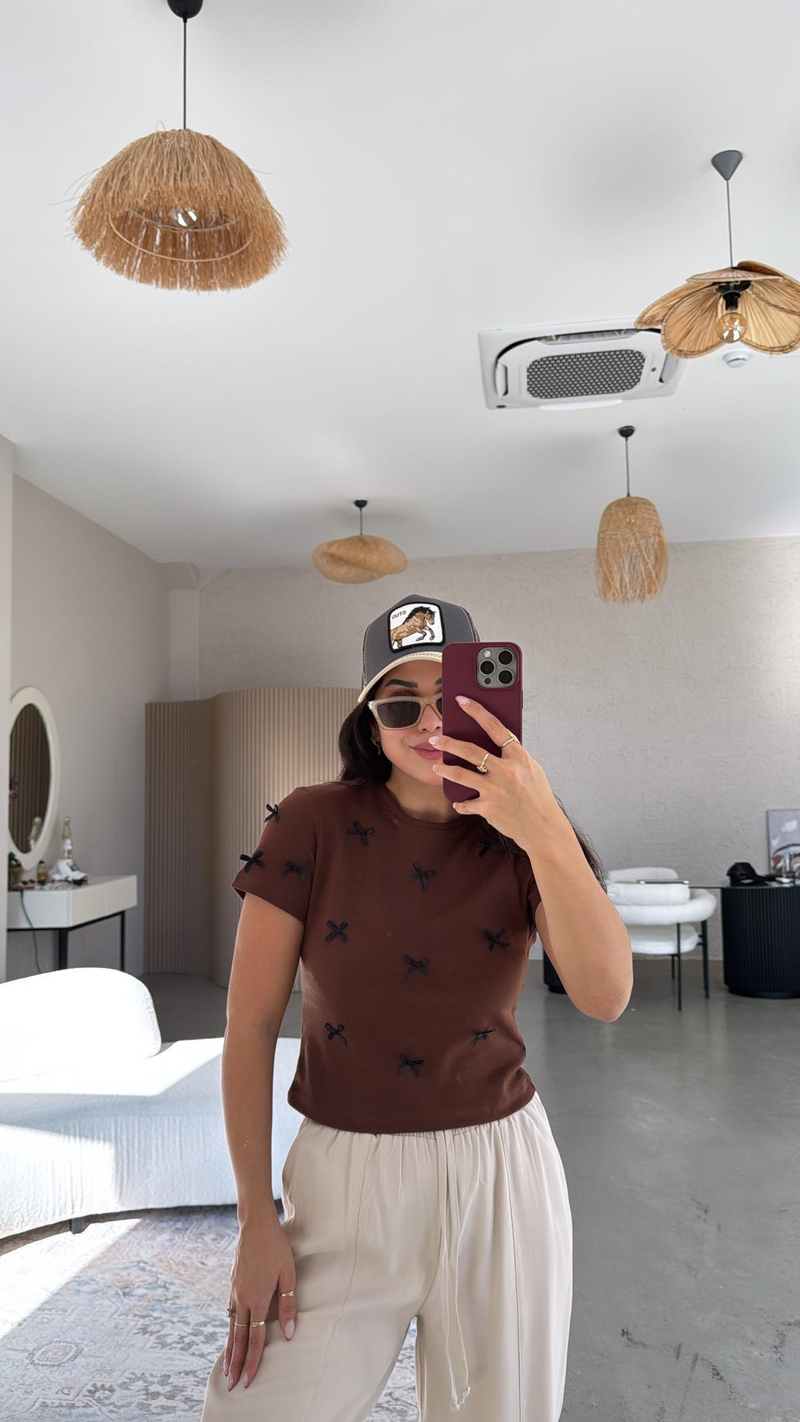 Kahverengi Fiyonk Detaylı Tshirt