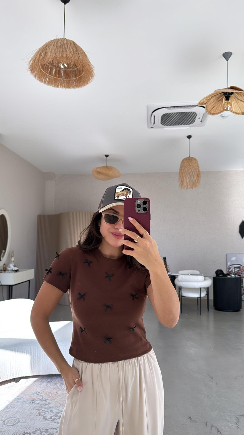 Kahverengi Fiyonk Detaylı Tshirt