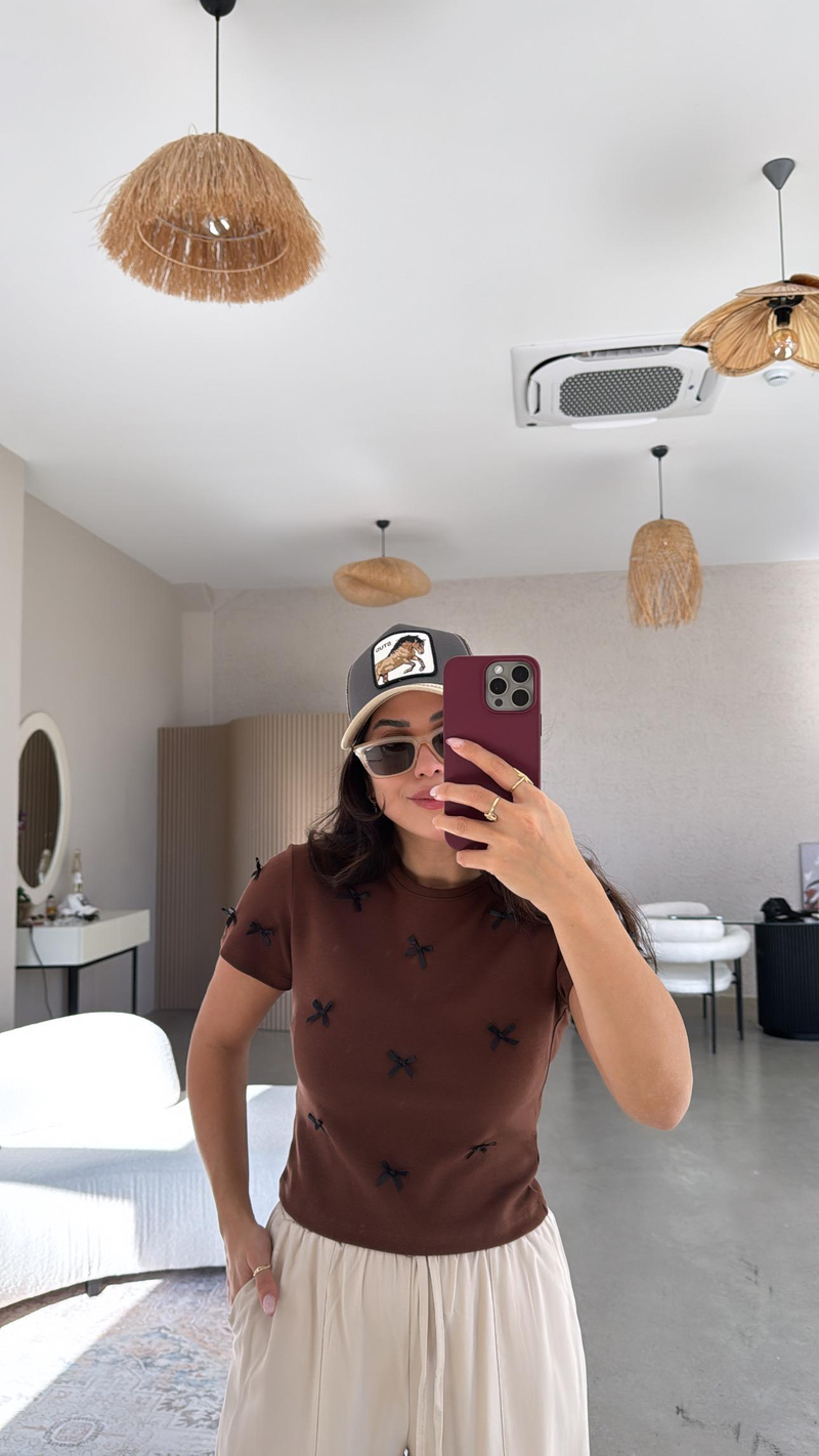 Kahverengi Fiyonk Detaylı Tshirt