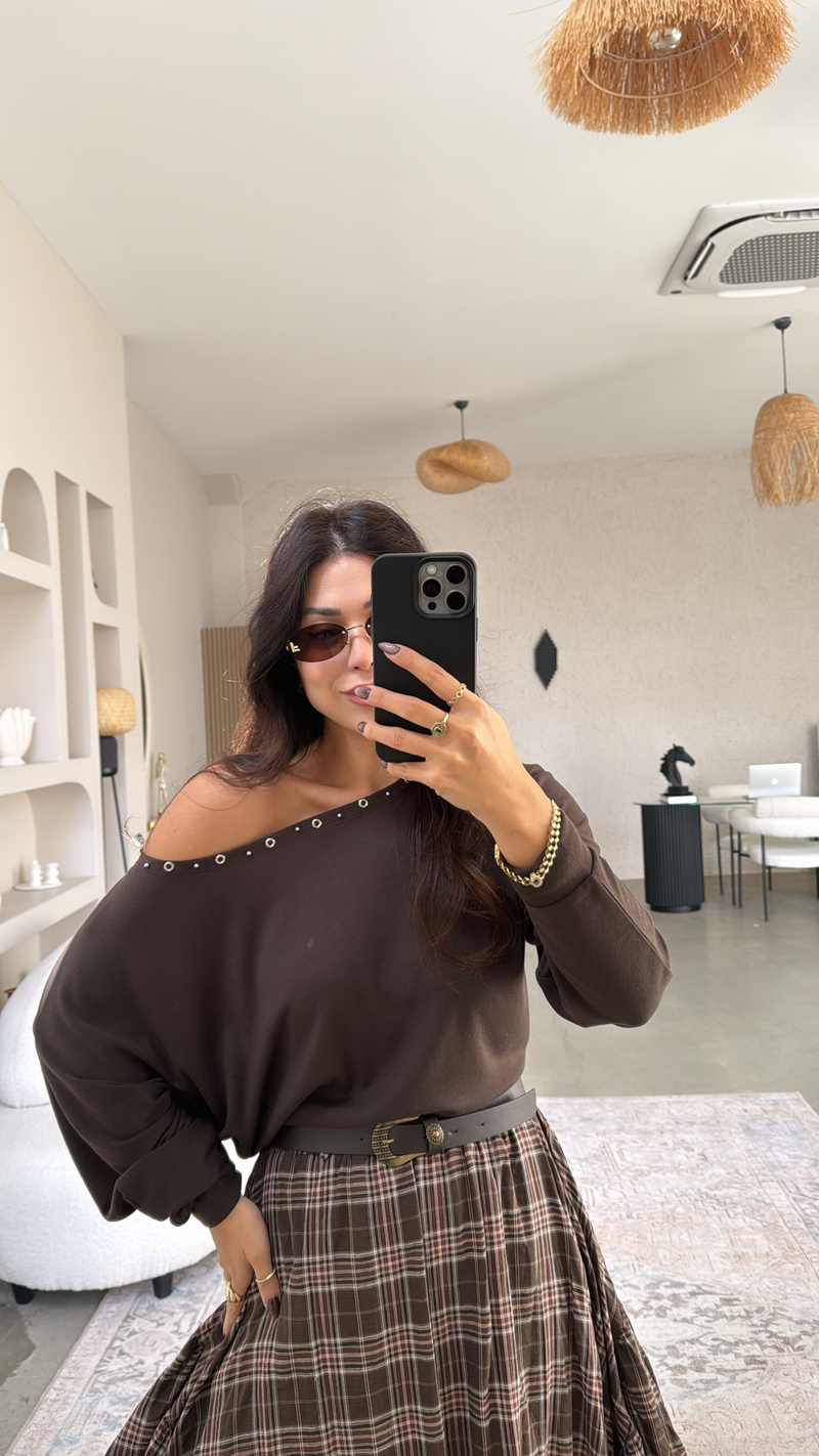 Kahverengi Yaka Aksesuarlı Kayık Yaka Bluz