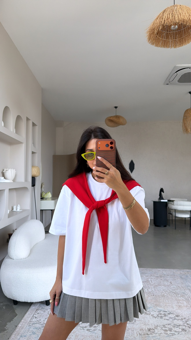 Kırmızı Fular Detaylı Pamuk Tshirt