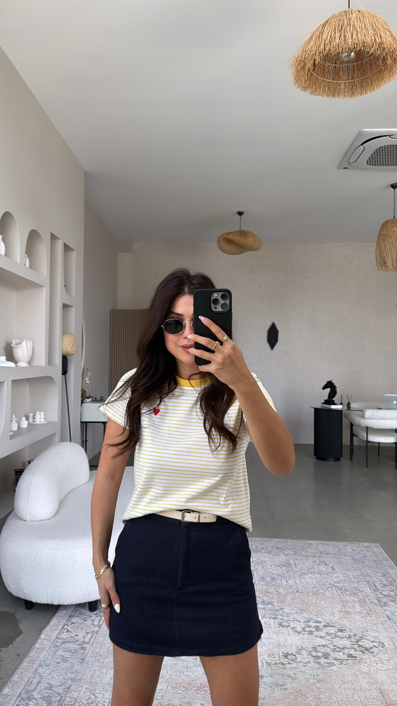 Sarı Çizgili Kalp Nakışlı Tshirt