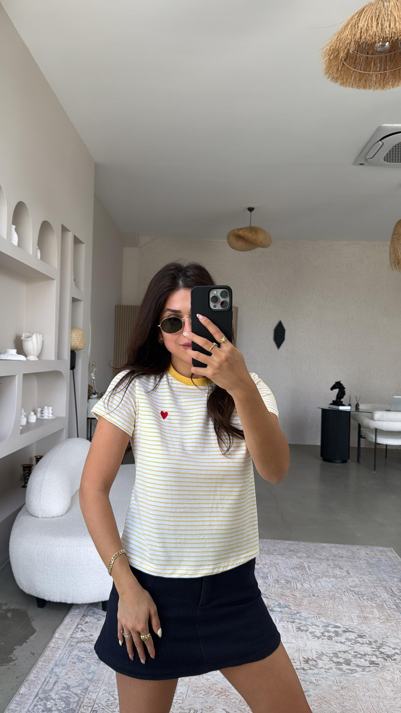 Sarı Çizgili Kalp Nakışlı Tshirt