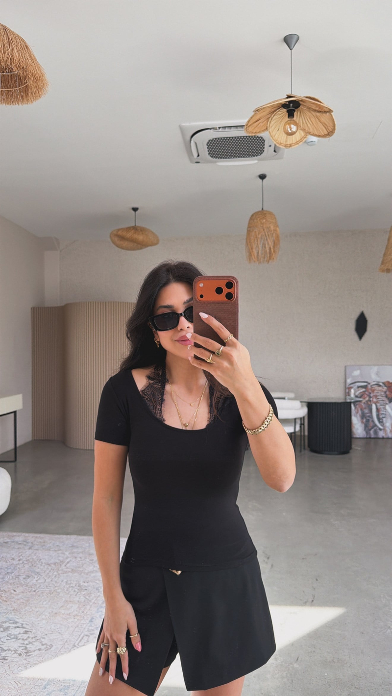 Siyah Dantel Boyundan Geçme Detaylı Modal Bluz