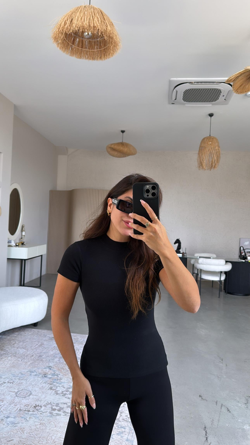Siyah Dik Yaka Kısa Kol Body