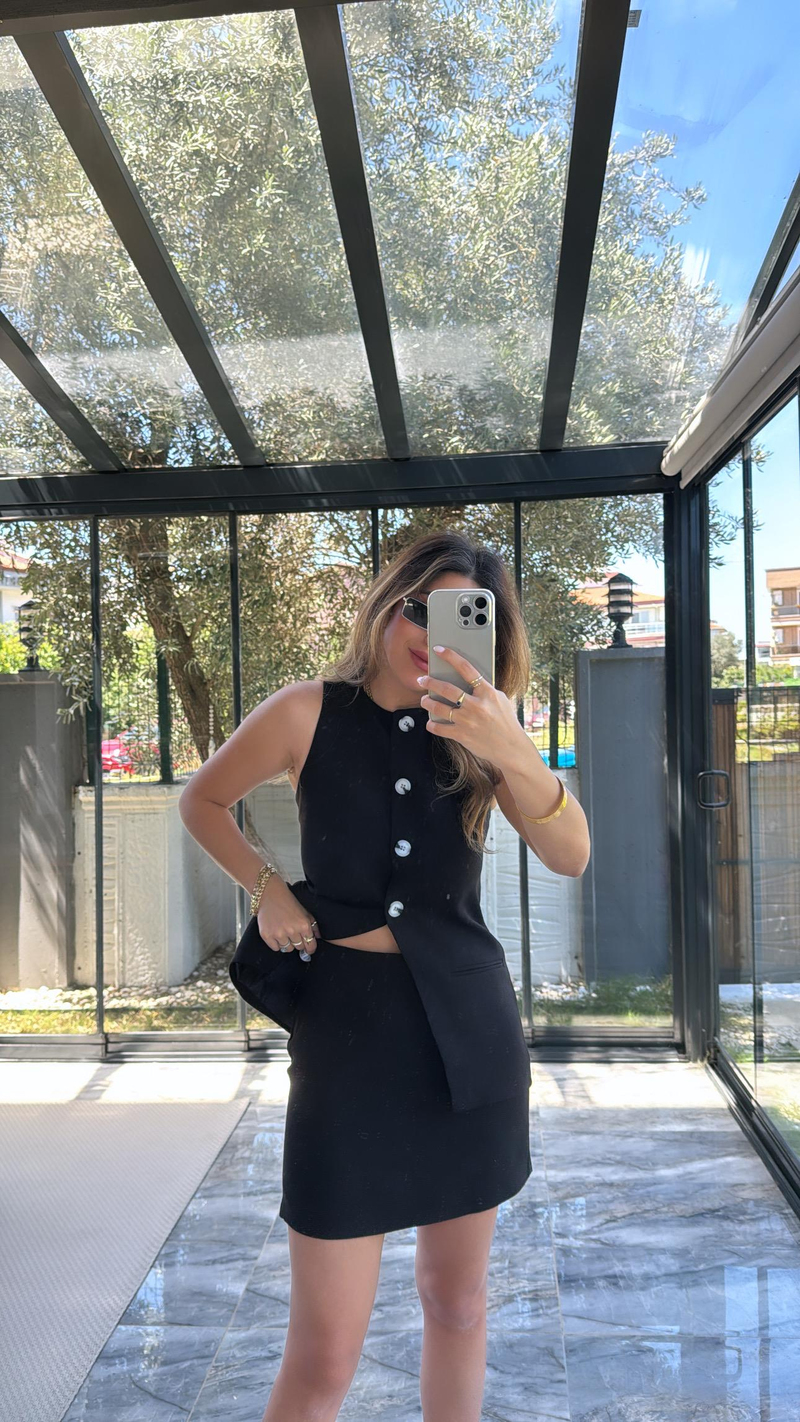 Siyah Düğmeli Yelekli Etek Takım