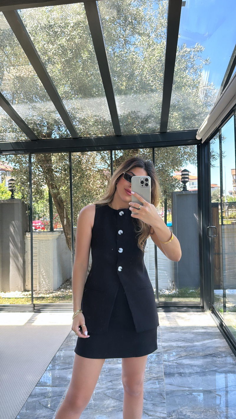 Siyah Düğmeli Yelekli Etek Takım