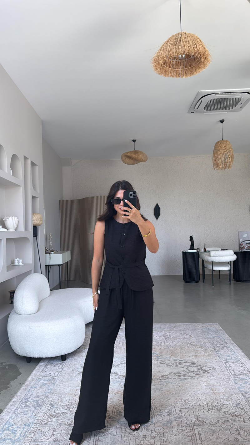Siyah Düğmeli Yelekli Takım