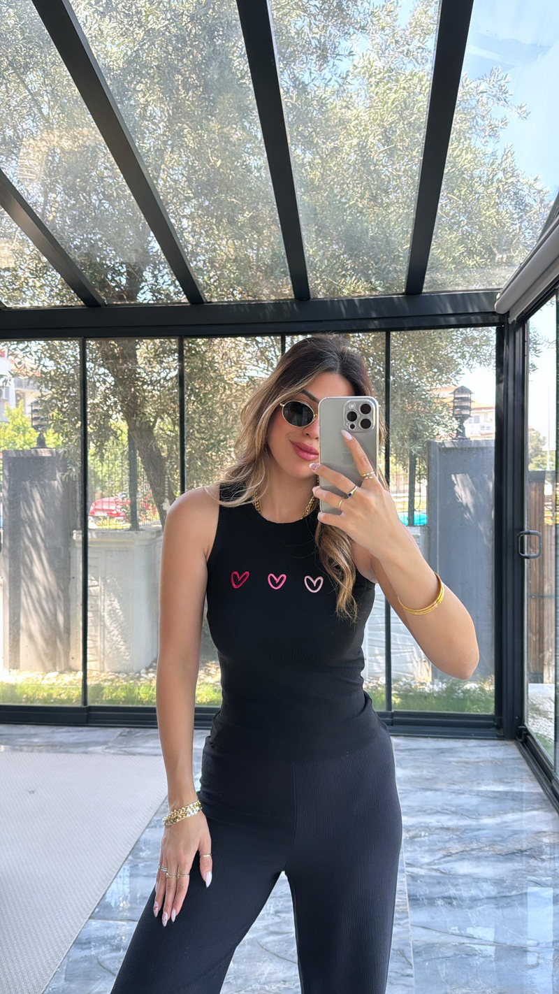 Siyah Fitilli Kalp Nakışlı Atlet