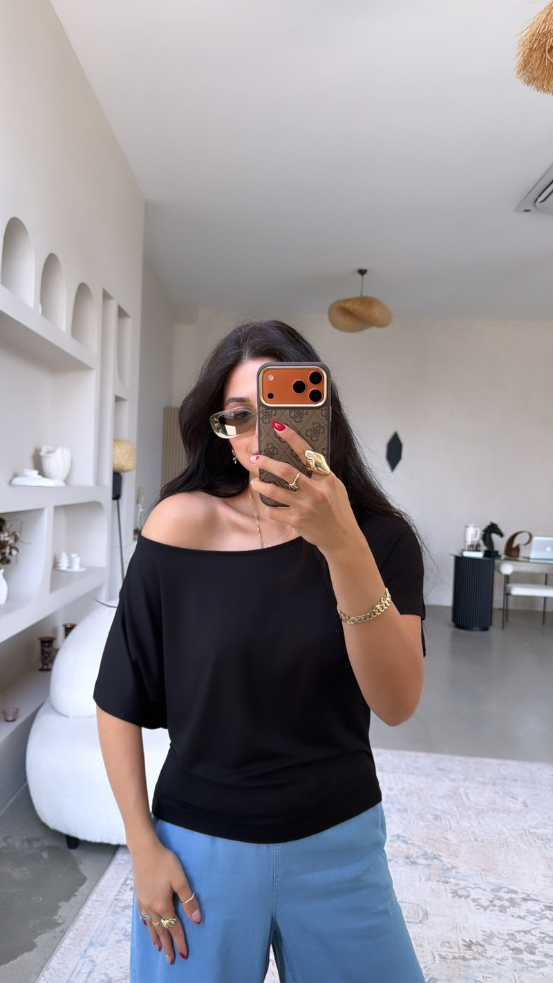 Siyah İnce Omzu Açık Tshirt