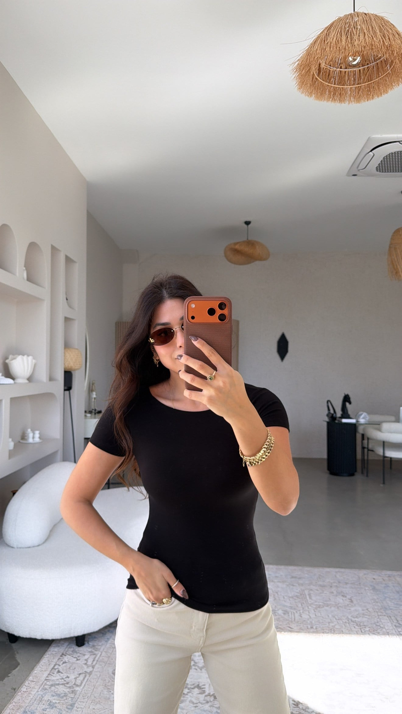 Siyah Kayık Yaka Oturan Pamuk Basic Tshirt