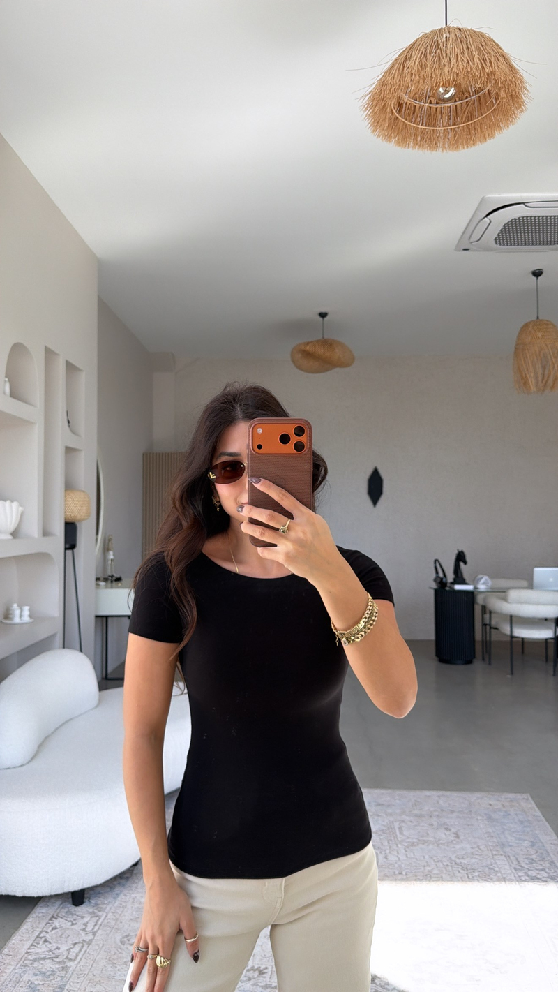 Siyah Kayık Yaka Oturan Pamuk Basic Tshirt