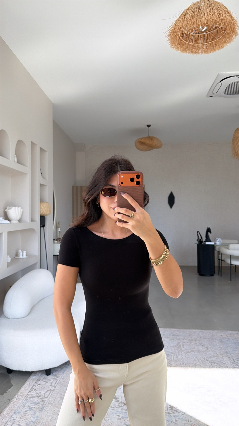 Siyah Kayık Yaka Oturan Pamuk Basic Tshirt