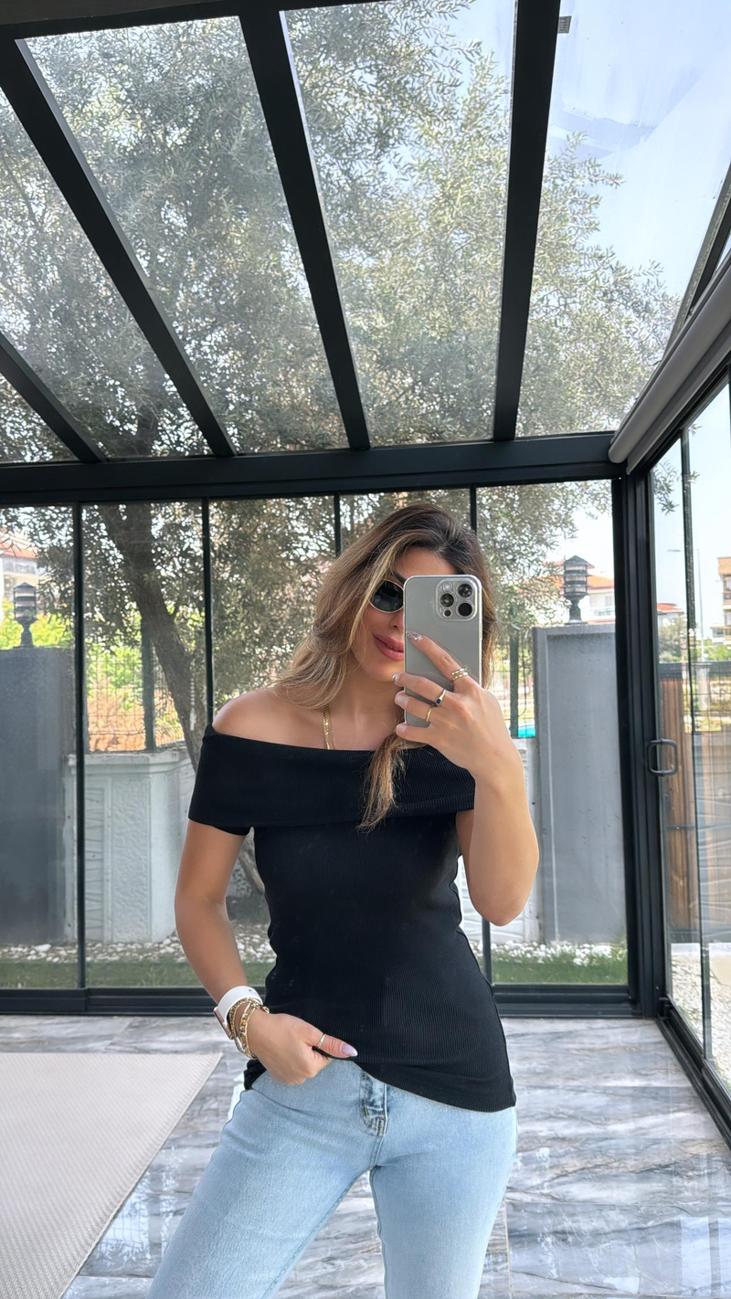 Siyah Madonna Kısa Kol Bluz