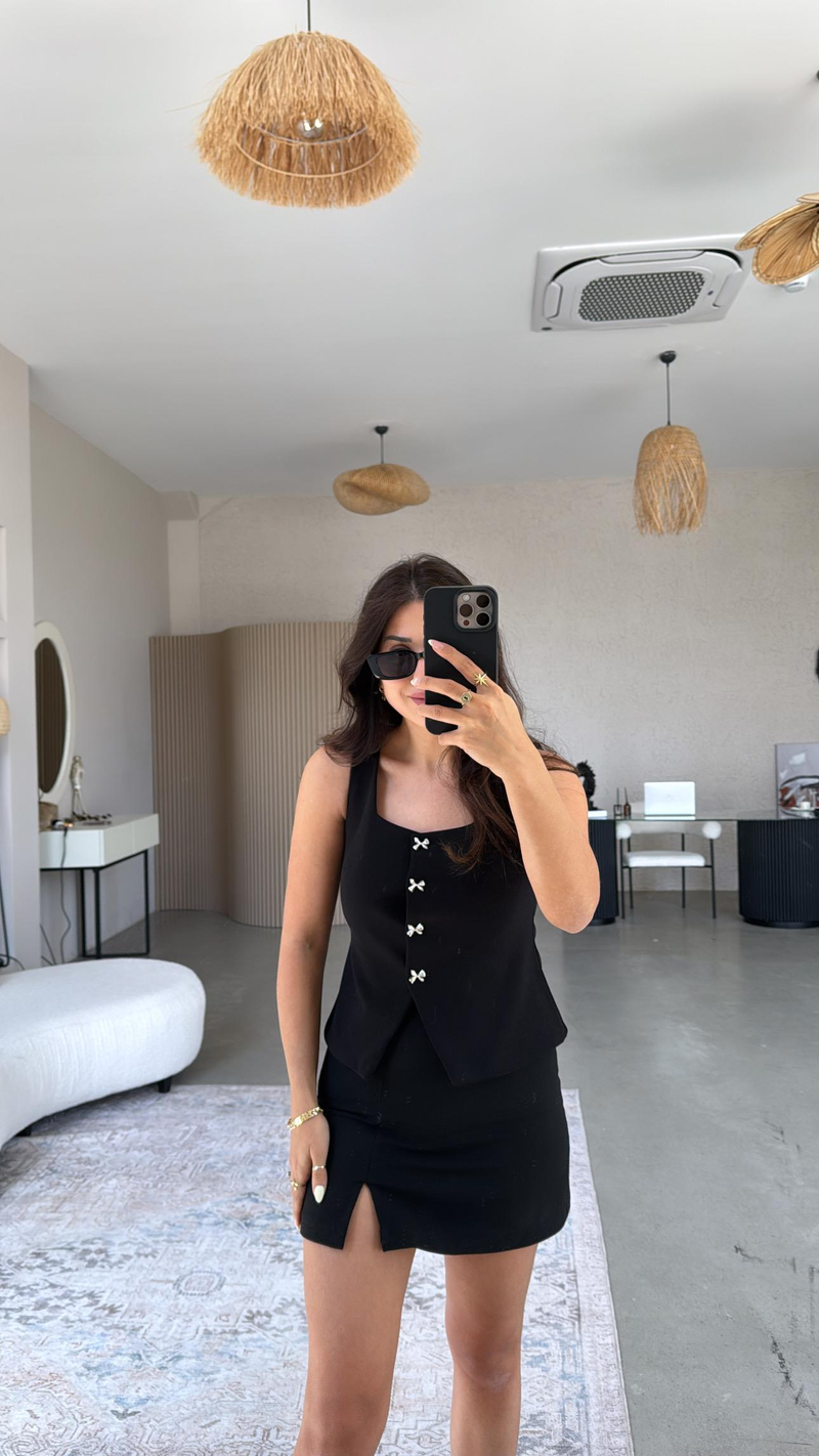 Siyah Mini Yırtmaçlı Şort Etek