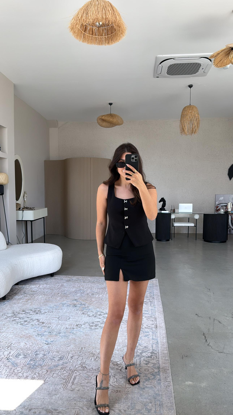 Siyah Mini Yırtmaçlı Şort Etek