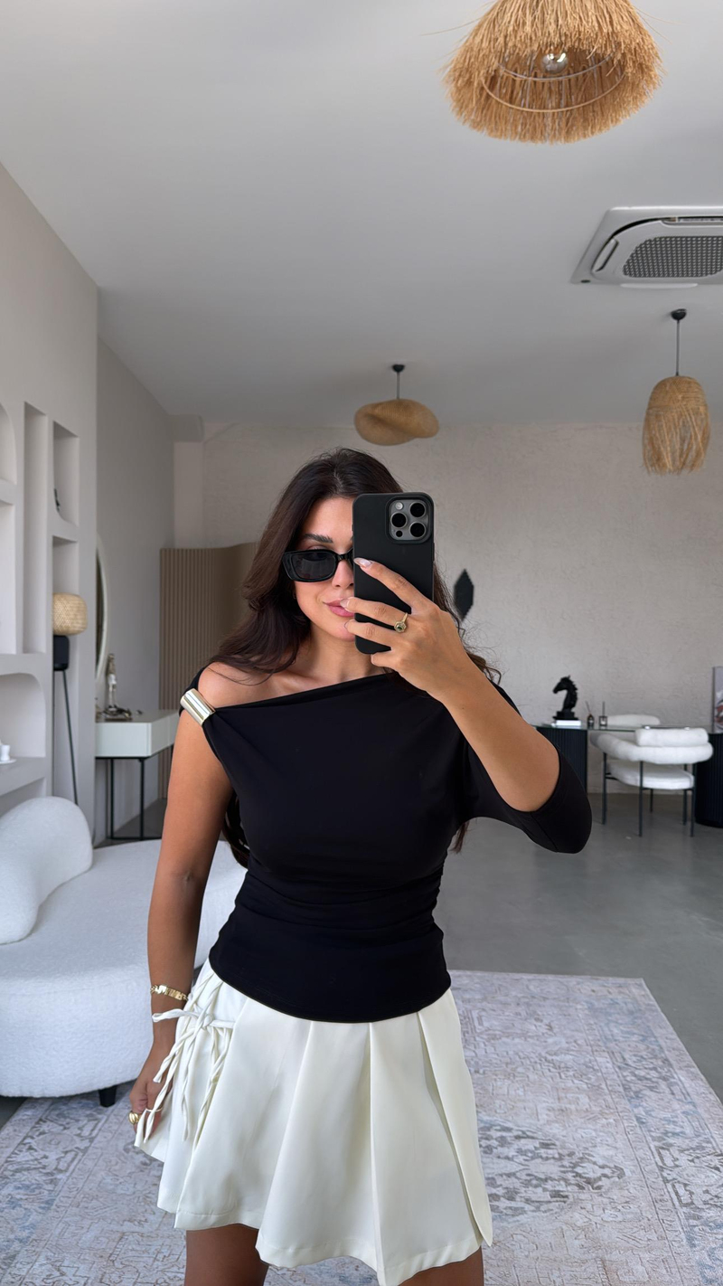 Siyah Omuz Aksesuarlı Bluz