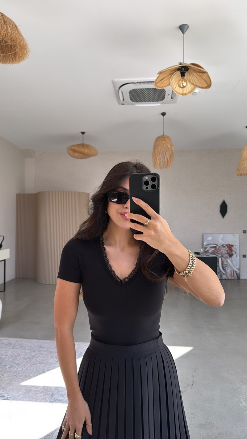 Siyah Pamuk V Yaka Dantel Detaylı Basic Tshirt