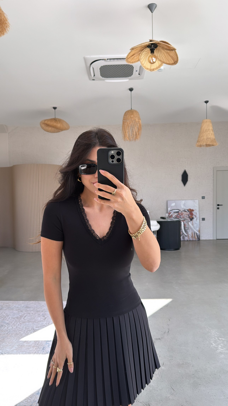 Siyah Pamuk V Yaka Dantel Detaylı Basic Tshirt