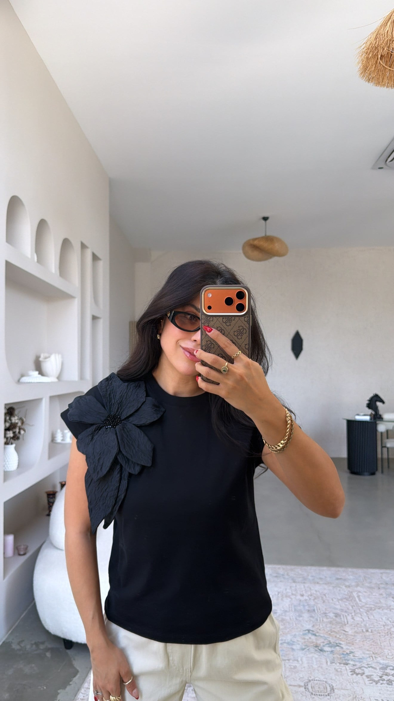 Siyah Üç Boyutlu Çiçekli Kristal Taşlı Tshirt
