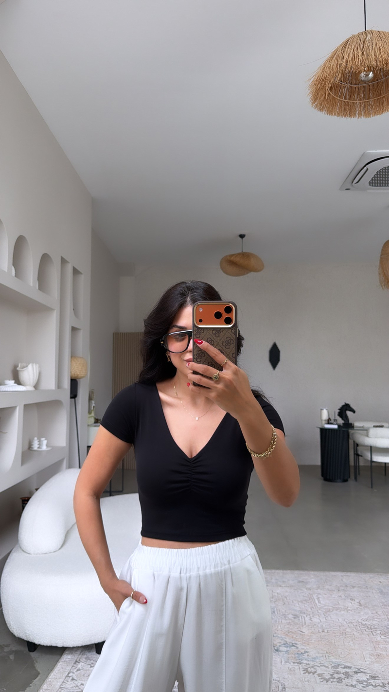 Siyah V Yakası Büzgülü Crop Pamuk Tshirt