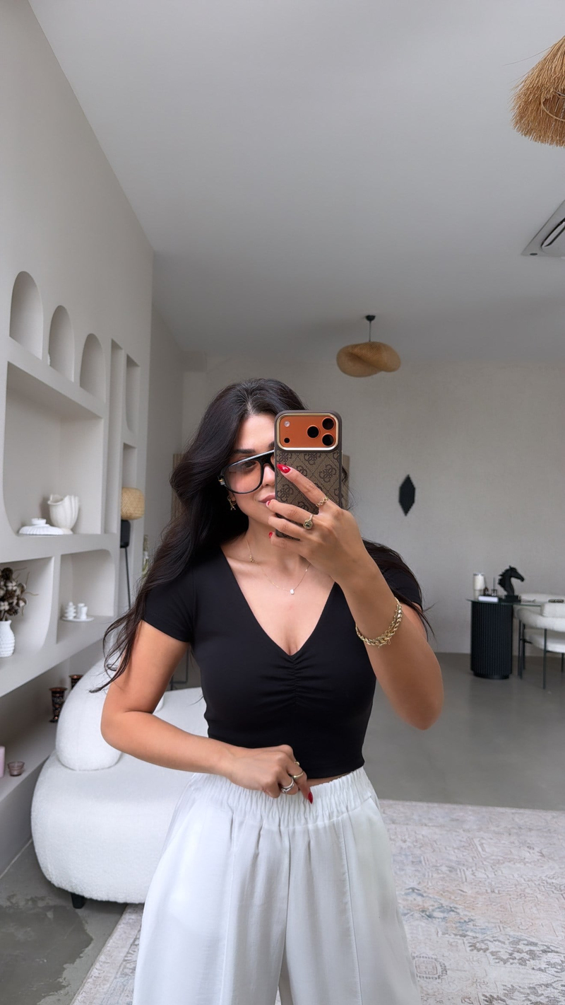Siyah V Yakası Büzgülü Crop Pamuk Tshirt