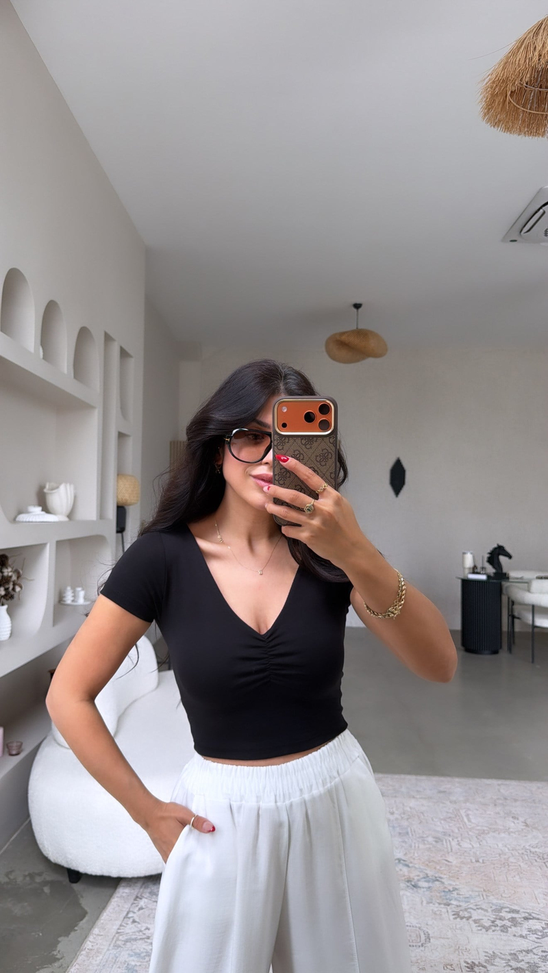 Siyah V Yakası Büzgülü Crop Pamuk Tshirt
