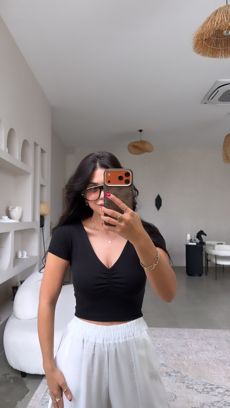 Siyah V Yakası Büzgülü Crop Pamuk Tshirt