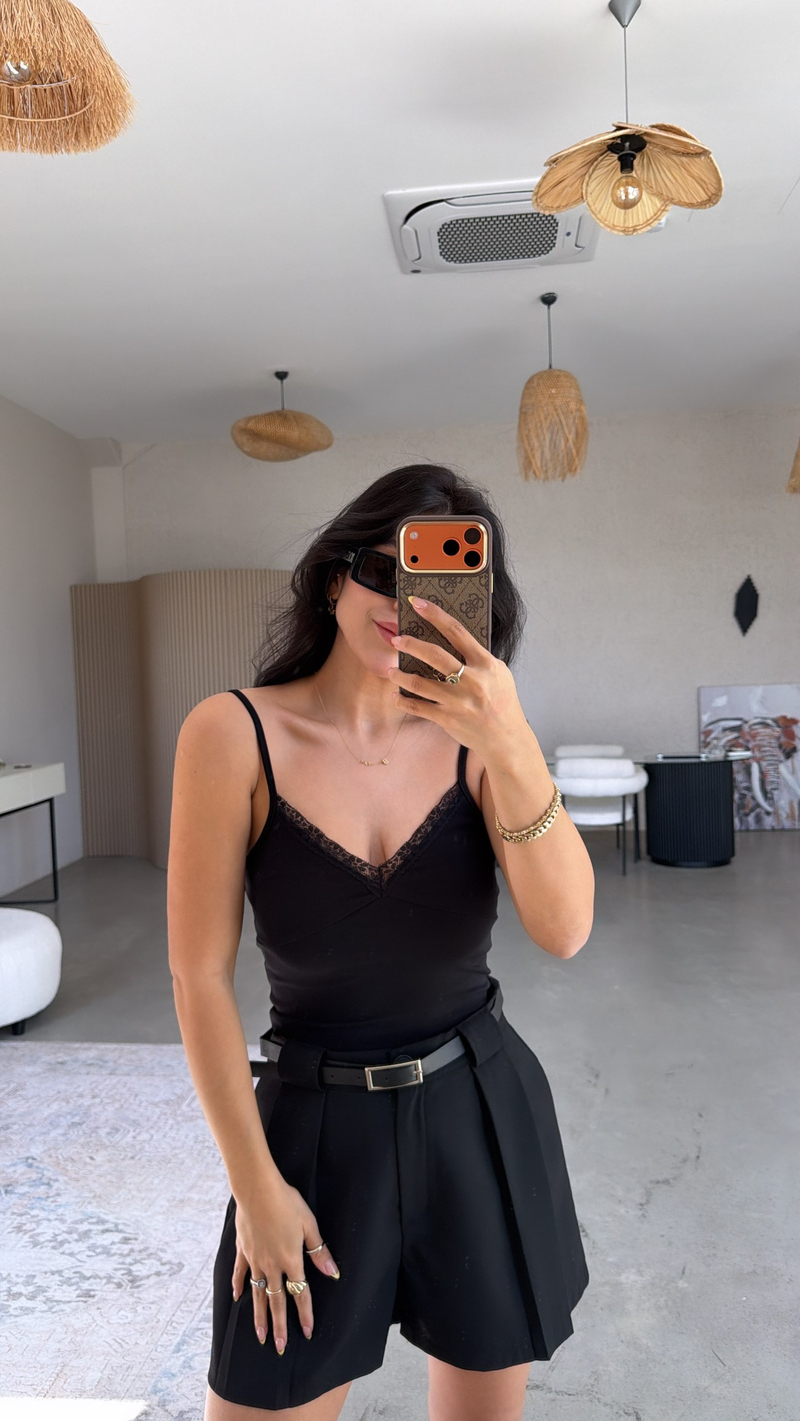 Siyah Yaka Dantel Detaylı Crop Pamuk Atlet