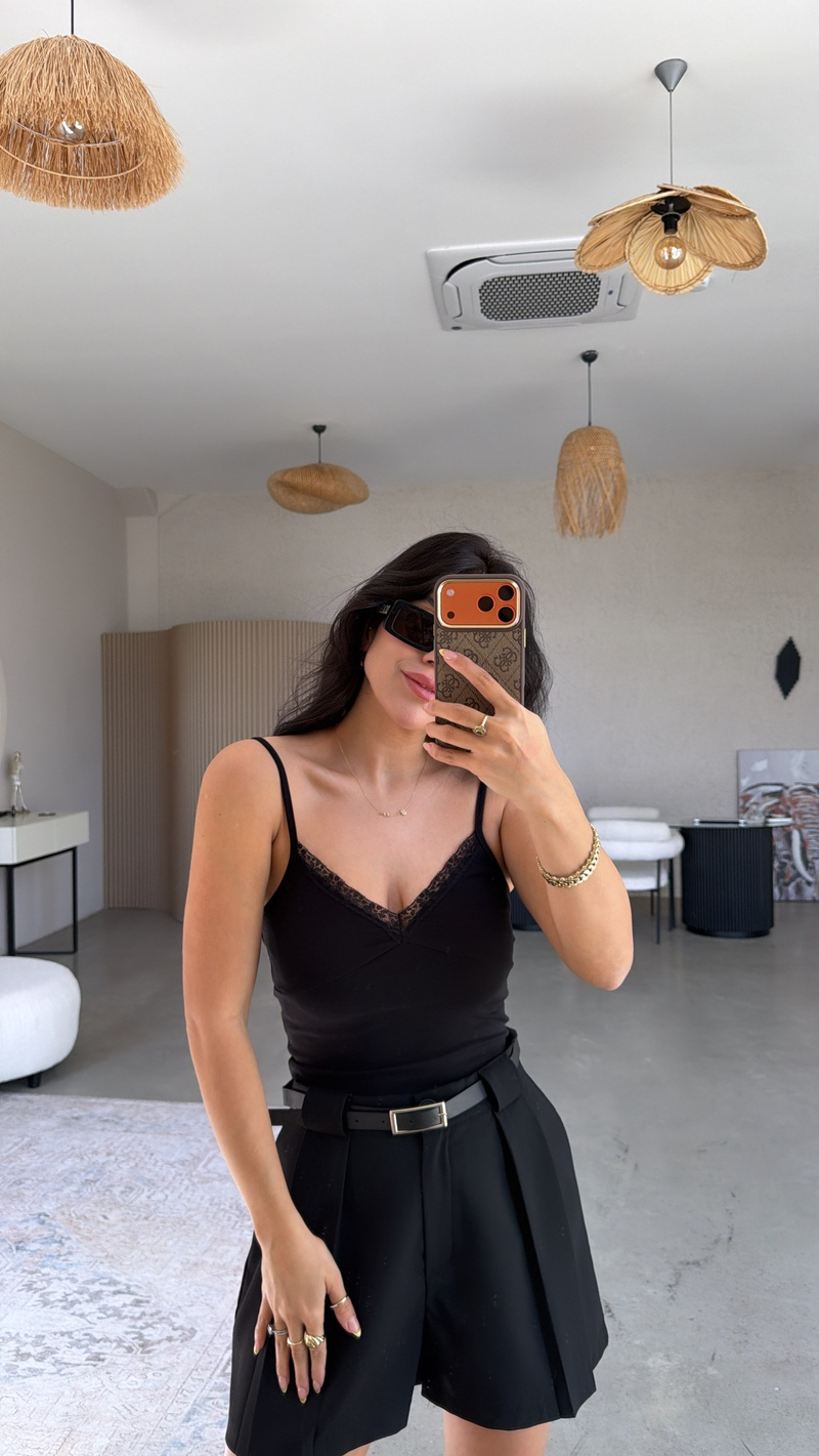 Siyah Yaka Dantel Detaylı Crop Pamuk Atlet