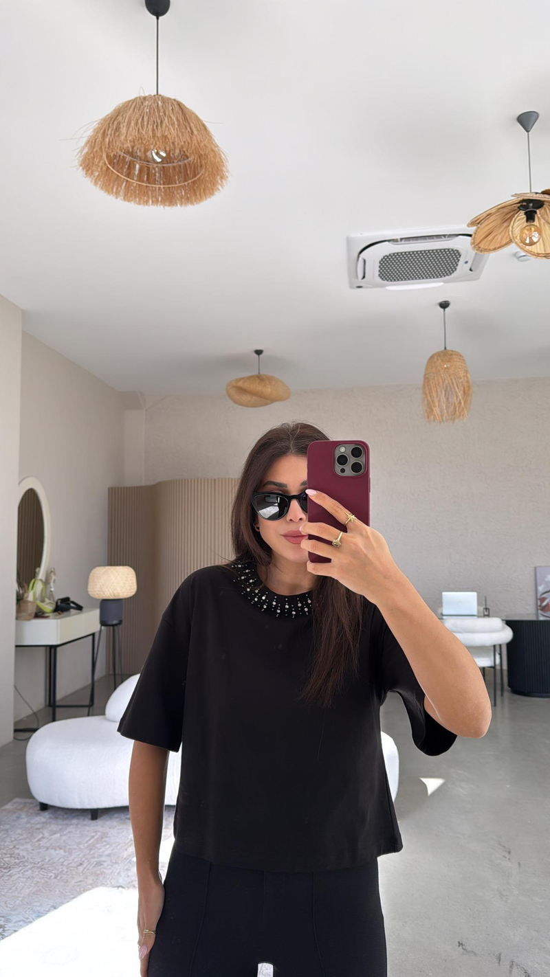 Siyah Yakası Taş Detaylı Tshirt