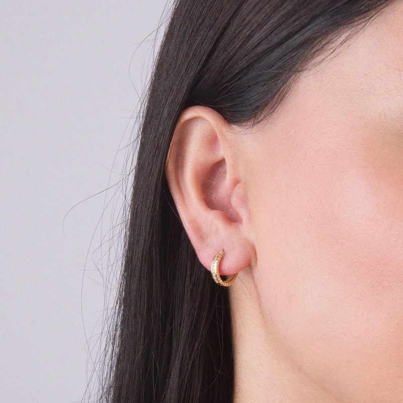 14 Ayar Tek Sıra Taşlı Halka Altın Küpe