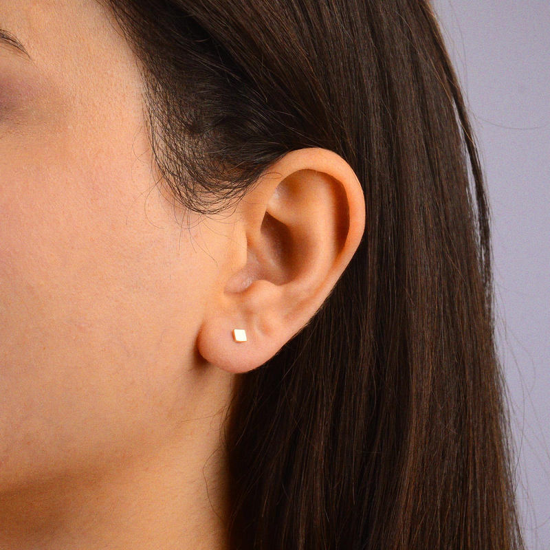 14 Ayar Altın Minik Kare Küpe