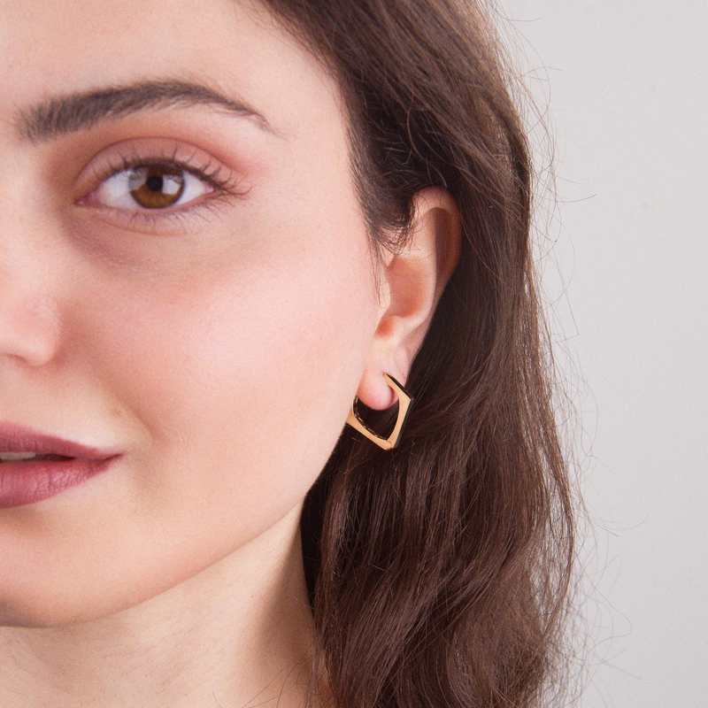 14 Ayar İtalyan V Tasarım Altın Küpe