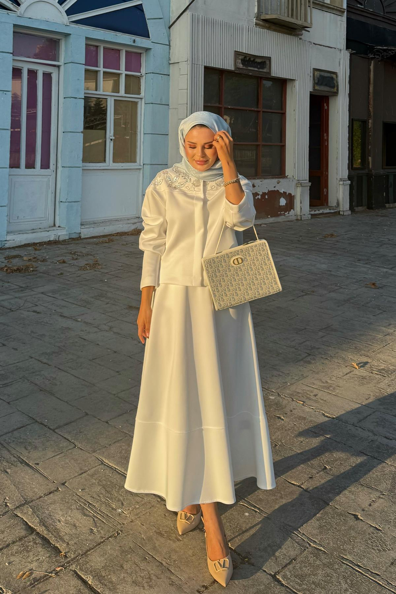 Yakası Taş İşlemeli Etekli Mina Scuba Takım Ekru