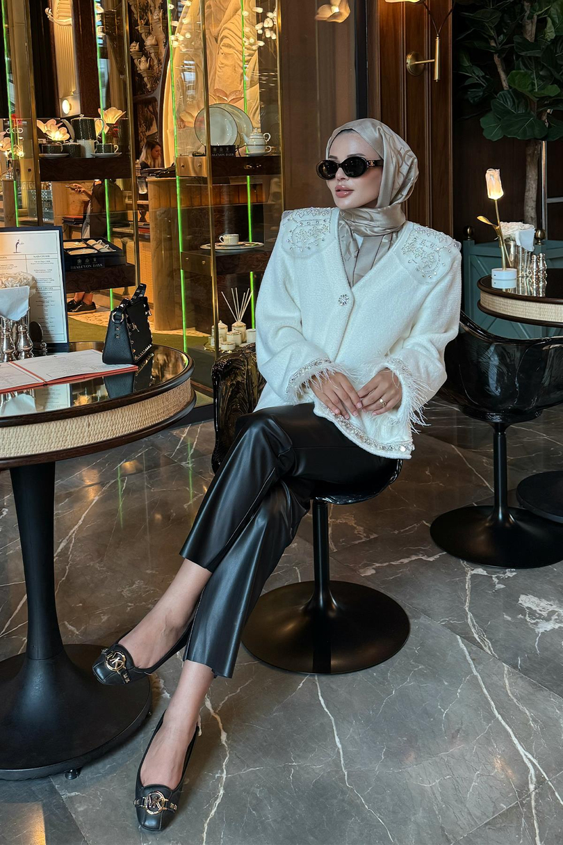 Taş Detaylı Kolu Tüylü Diva Ceket Ekru