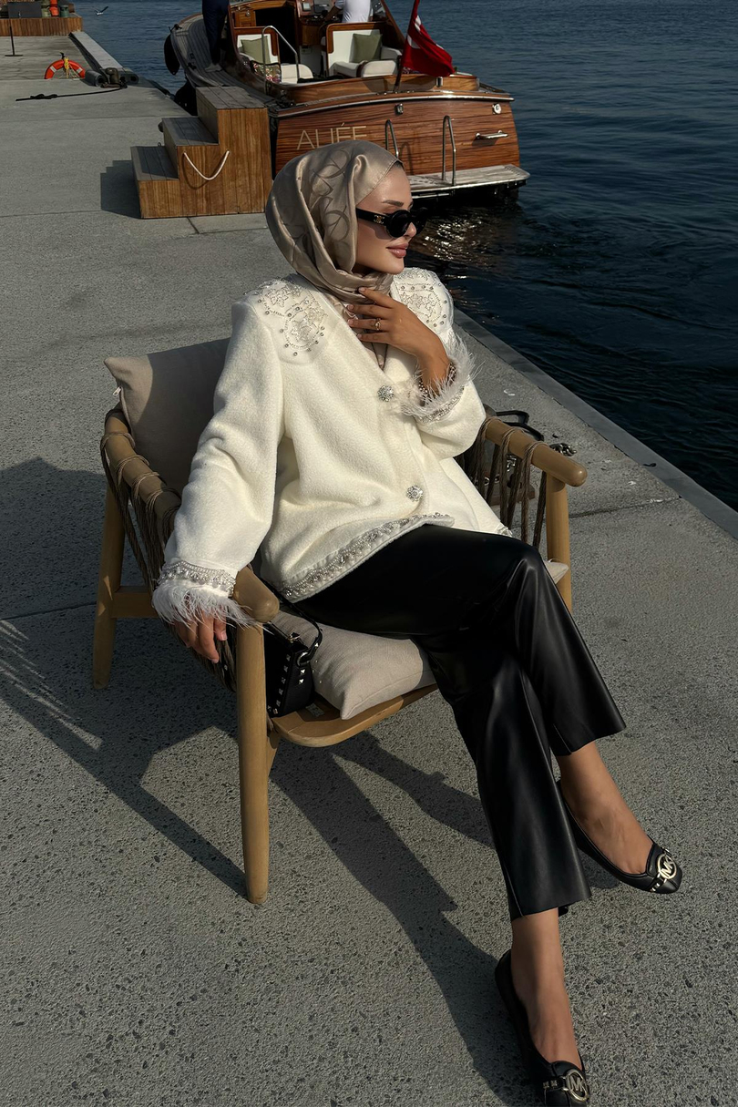 Taş Detaylı Kolu Tüylü Diva Ceket Ekru
