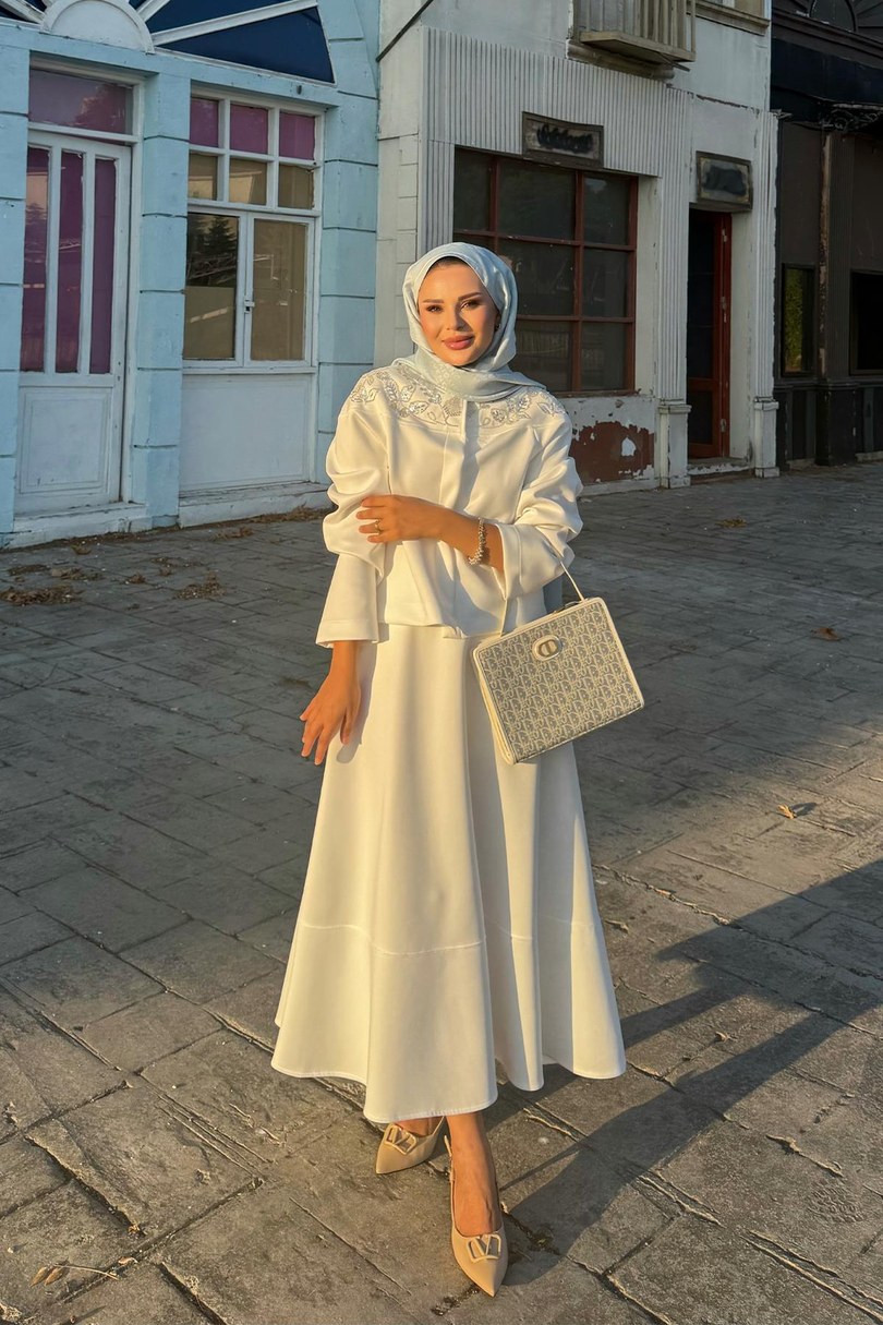 Yakası Taş İşlemeli Etekli Mina Scuba Takım Ekru