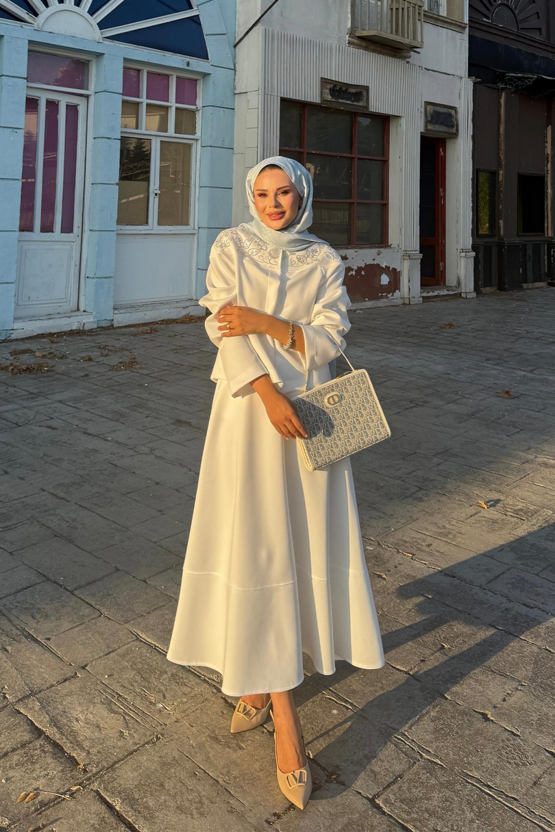 Yakası Taş İşlemeli Etekli Mina Scuba Takım Ekru