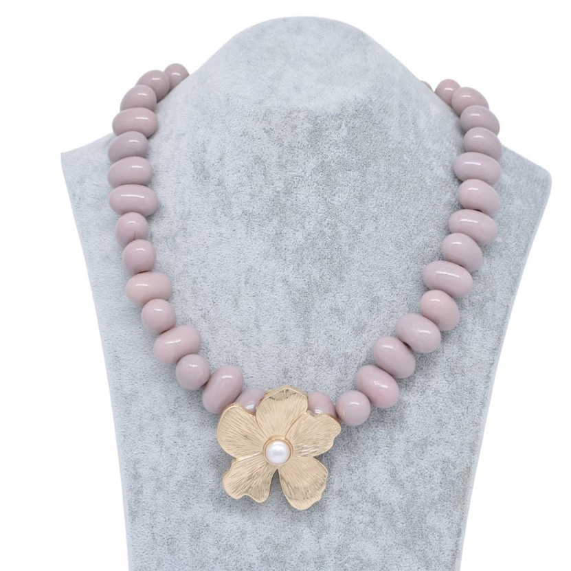 Florira – Pudra Renkli Çiçek Detaylı Kolye