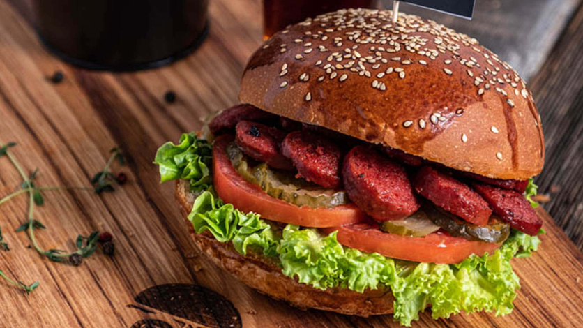 Farklı Lezzeti ile Bir Hamburger Tarifi: Sucuk Burger