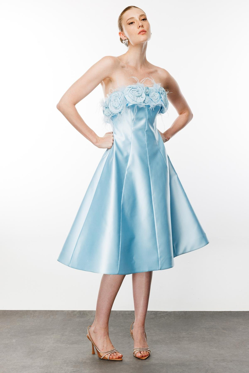 Straplez Yaka Gül Detaylı Mavi Elbise