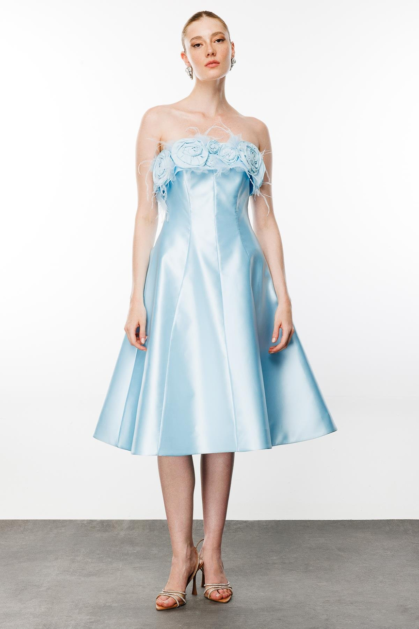 Straplez Yaka Gül Detaylı Mavi Elbise