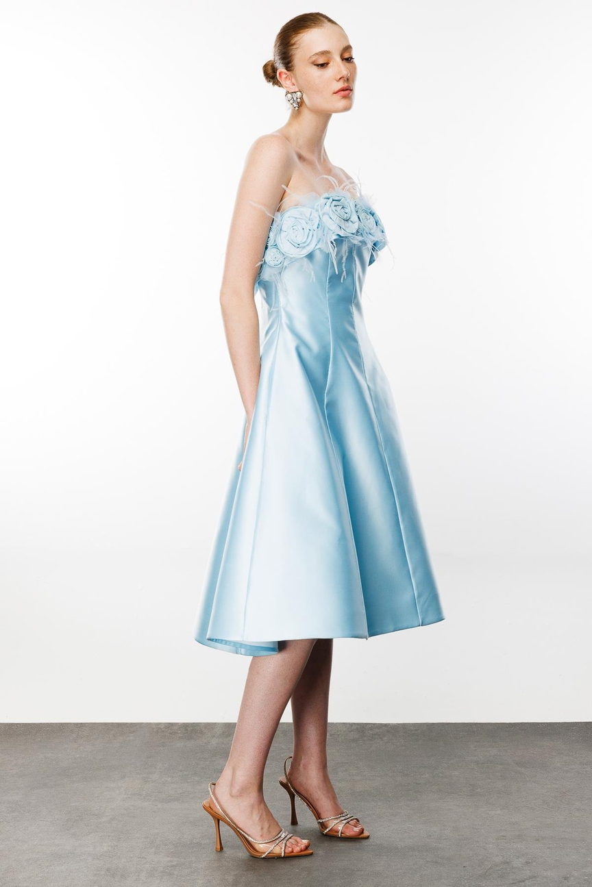 Straplez Yaka Gül Detaylı Mavi Elbise