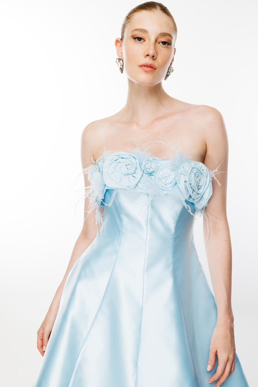 Straplez Yaka Gül Detaylı Mavi Elbise