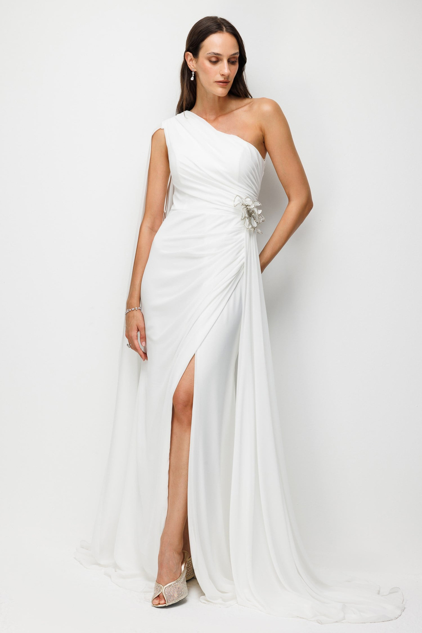 Tek Omuz Drape Detaylı Çiçek Broşlu Şifon Abiye Elbise KEMİK