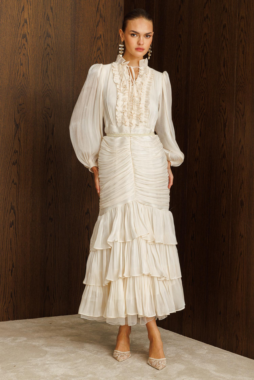 İnci Kemer Detaylı Volan Yaka Kat Etek Jakar Elbise EKRU